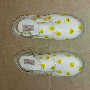 Cloceze Smiley White Nursing Shoes